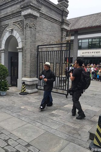 2016年6月7日上午，高考首日，在北京二中考场，一位男性考生身着清时长袍马褂，头戴礼帽走入考场。