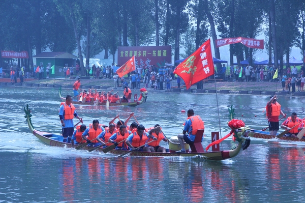 2、天河川滨水公园进行龙舟方阵比赛。北京最美乡村东帽湾村组织的队伍首次参赛却勇夺前三名。