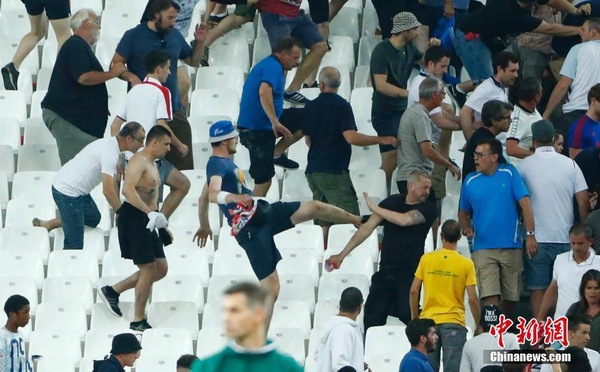 欧洲杯英俄球迷爆冲突