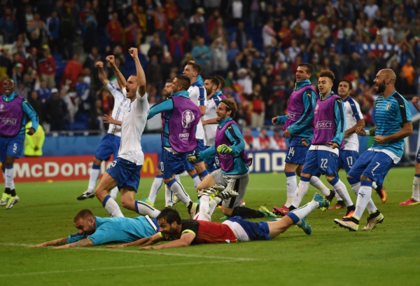 新华社照片，里昂，2016年6月14日
    （欧锦赛）（1）足球——小组赛：意大利胜比利时
    6月13日，意大利队球员在比赛后庆祝。
    当日，在法国里昂进行的2016年欧洲足球锦标赛小组赛E组比赛中，意大利队以2比0战胜比利时队。
    新华社记者陶希夷摄