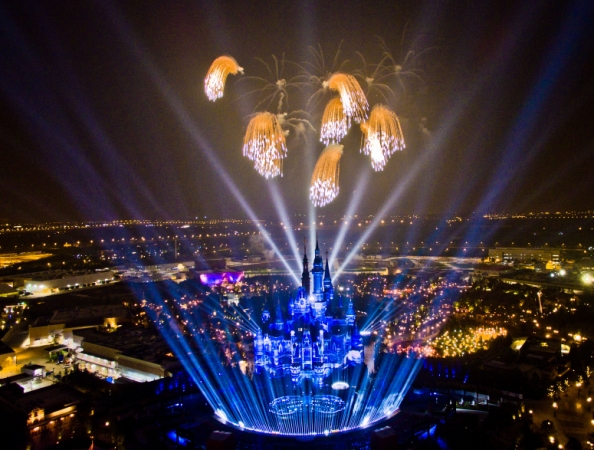 新华社照片，上海，2016年6月14日
    上海迪士尼乐园“灯光烟花秀”彩排
    6月13日拍摄的上海迪士尼乐园奇幻童话城堡“灯光烟花秀”彩排现场。
    上海迪士尼乐园将于6月16日正式开园。从6月14日起，上海迪士尼将举行为期三天的开幕庆典活动。
    新华社发（钮一新 摄）