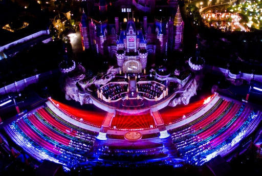 新华社照片，上海，2016年6月14日
    上海迪士尼乐园“灯光烟花秀”彩排
    6月13日拍摄的上海迪士尼乐园奇幻童话城堡“灯光烟花秀”彩排现场。
    上海迪士尼乐园将于6月16日正式开园。从6月14日起，上海迪士尼将举行为期三天的开幕庆典活动。
    新华社发（钮一新 摄）