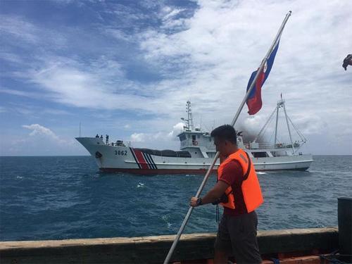 日本共同社6月13日报道称，菲律宾青年团体于12日试图登陆中国南海黄岩岛，中国海警船对其进行拦截，使其登岛企图落空。报道称，12日是菲律宾的独立纪念日，共有15名菲律宾人和1名美国人参加了当天的行动。