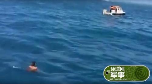上午11点，其中5人企图游泳到黄岩岛，插上菲律宾国旗，但遭到中国海警拦阻。有2名菲律宾人游泳到达黄岩岛外环，并且举起菲律宾国旗。在中午12点半，该团体成员在登岛未果后离开。