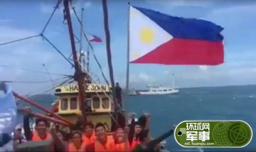 该团体发布的声明表示，12日上午7点半左右，他们到达了黄岩岛海域，所乘渔船遭到了2艘中国海警快艇拦截。中国命令菲渔船返回菲律宾，双方对峙了4小时左右。