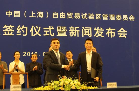 　　左：上海自贸区国际文化投资发展有限公司总经理 胡环中；右：国博(北京)文化产业发展中心总经理 蒋名未