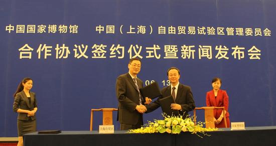 左：中国(上海)自由贸易试验区管委会副主任 王辛翎；右：中国国家博物馆副馆长 李六三