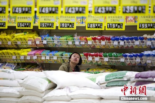 资料图。 5月10日，山西太原，民众在超市选购食品。<a target='_blank' href='http://www.chinanews.com/'>中新社</a>记者 张
