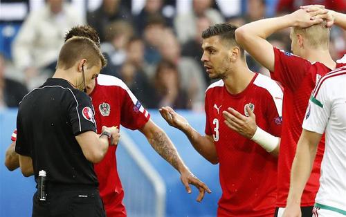 6月14日，奥地利队球员德拉戈维奇（右二）在比赛中犯规累计两张黄牌被罚下场。当日，在法国波尔多进行的2016年欧洲足球锦标赛小组赛F组比赛中，奥地利队对阵匈牙利队。 新华社 路透