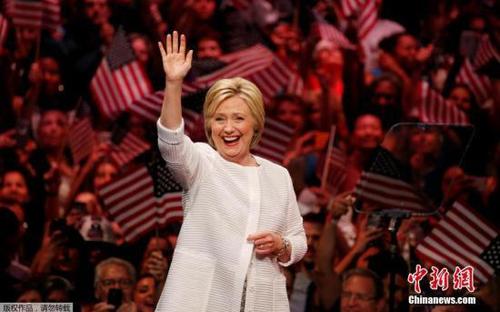 希拉里称，作为美国第一位以主要党派候选人身份角逐总统的女性，她已经创造了历史。