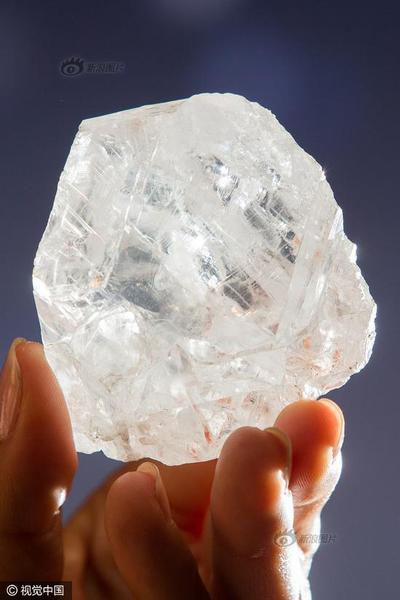 当地时间2016年6月14日，英国伦敦，苏富比拍卖行展出史上第二大钻石原石“我们的光”（Lesedi La Rona）。这颗钻石有颗有1109克拉，如网球般大小。swns/视觉中国