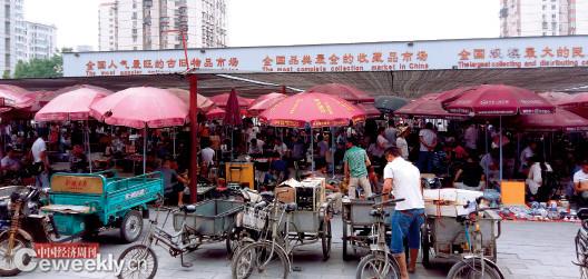 潘家园旧货市场内景（《中国经济周刊》记者 姚冬琴|摄）