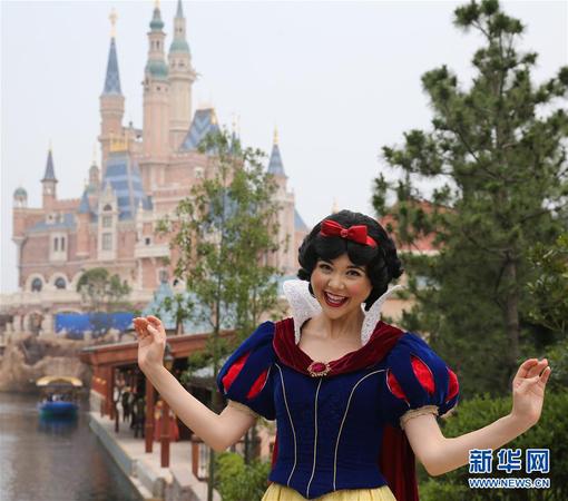 上海迪士尼今日开园 “白雪公主”微笑迎客