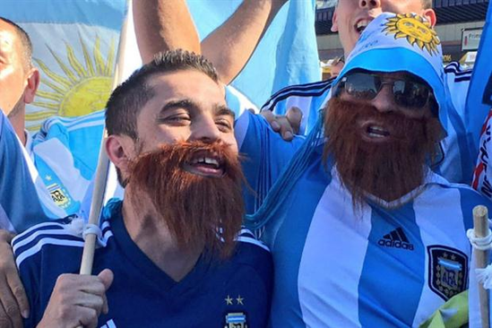 阿根廷球迷陪梅西一起留胡子。