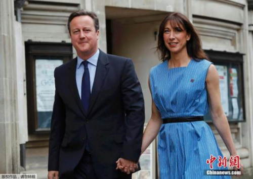 当地时间6月23日，英国首相卡梅伦携夫人在伦敦投票站投票。