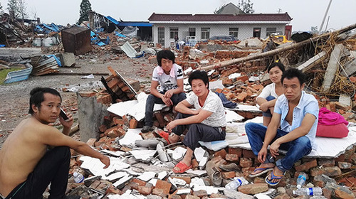 5个来自云南昭通的年轻人，他们谋生的厂房和暂住的平房，都被龙卷风毁坏。  