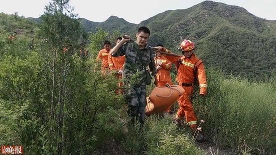 6月25日，北京门头沟消防支队接到报警，在位于门头沟的深山中，有数名驴友爬野山探险时，其中一人突然死亡。斋堂消防中队及华宁救援队、绿舟救援队共20多人上山，紧急赶往事发地点，经历5个半小时，将一名死者的遗体运送下山。