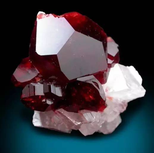 石榴石，颜色暗红，具有十二面体晶型