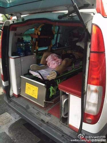 京华时报讯（记者 韩天博 实习记者 姚锦玥）今天下午3点多，海淀区静淑苑公交站台附近发生一起杀人案，疑造成两人死亡，一人受伤，行凶者逃跑。