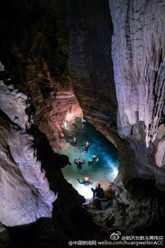 中国第二批男航天员首亮相 在意大利洞穴训练