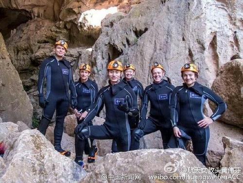 中国第二批男航天员首亮相 在意大利洞穴训练