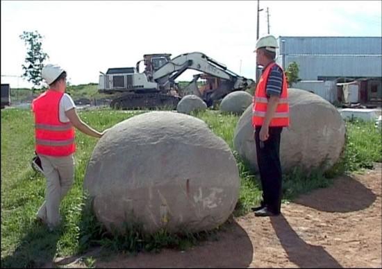 西伯利亚挖出神秘巨型球 雨水冲刷后变色