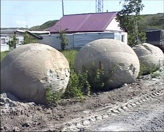 西伯利亚挖出神秘巨型球 雨水冲刷后变色