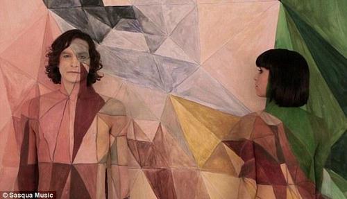 艾玛最负盛名的作品是为澳洲歌手高堤耶创作的人体彩绘，该作品在高堤耶的MV“最熟悉的陌生人”中出现。