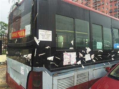 郭公庄幸福家园西门外，路侧停有一辆废弃公交车。车内醒目位置贴着公交593路线路图。新京报记者