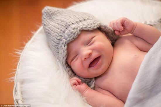 父母给宝宝取名为Anora，她看起来笑得非常开心，双手舞弄着头上的羊绒帽子，现在，她已经六个月大了。这组分娩照片记录下了产房中所有的疼痛、喜悦和泪水，记录下一个家庭的重要时刻。