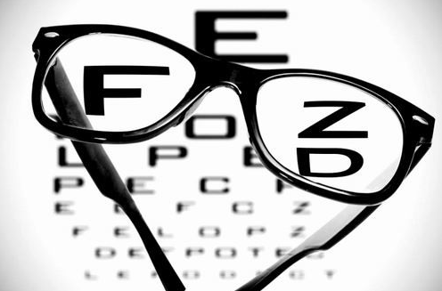 戴眼镜会让眼睛近视度数加深吗?