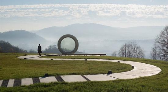 克罗地亚巨型破裂镜头雕塑 纪念于该国独立战争中殉职的摄影师