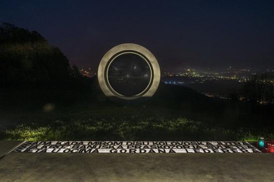 克罗地亚巨型破裂镜头雕塑 纪念于该国独立战争中殉职的摄影师