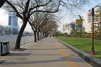 北京新规：人行道须保证2米宽 电话亭每公里1个