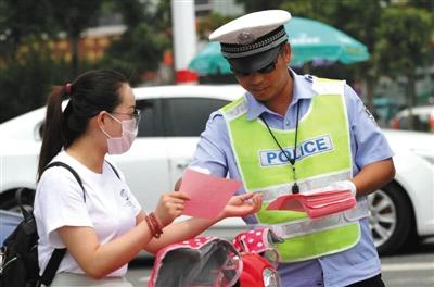 近日，江苏灌云交警在街边派发“优惠券”。
