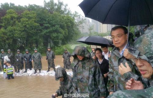 李克强冒大雨赴武汉长江干堤管涌现场 指挥救灾