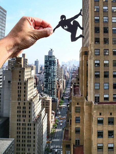 蜘蛛侠在纽约的摩天大楼上穿梭