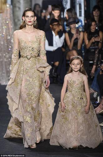 据每日邮报报道，黎巴嫩奢侈晚礼服品牌在巴黎进行了秋冬款晚礼服发布会，别出心裁的让萌娃与名模同台走秀，打造母女同款，格外吸睛。（