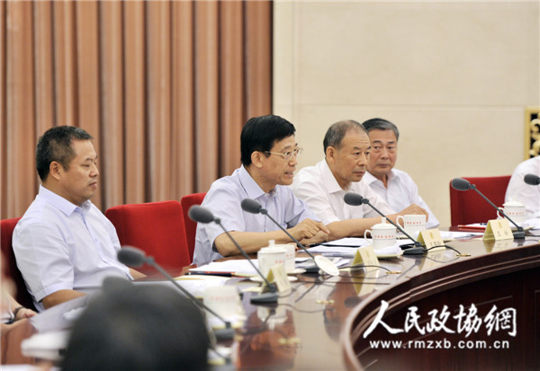 图①：王鹤龄委员（左二）在双周协商座谈会上发言。