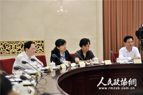 　图②：温香彩委员（左二）在双周协商座谈会上发言。