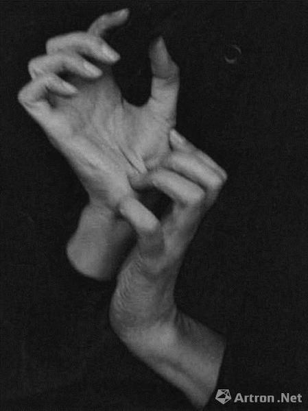 Alfred Stieglitz 《Georgia O’Keeffe （Hands） 》（1919），2006年2月在纽约苏富比拍卖会拍得147万美元。