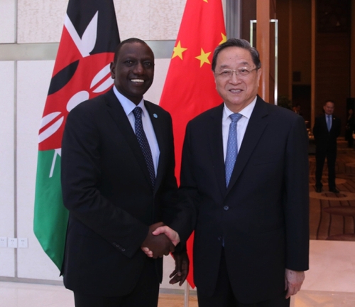 7月8日，中共中央政治局常委、全国政协主席俞正声在贵阳会见来华出席生态文明贵阳国际论坛2016年年会的肯尼亚副总统鲁托。