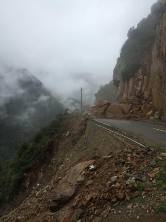 新华社照片，昌都（西藏），2016年7月10日
    318国道发生塌方致道路中断
    7月10日上午，受强降雨影响，川藏公路西藏昌都芒康县境内距如美镇28公里处发生塌方，导致道路断通，100余台车辆，200余名过往群众受阻。
    据了解，塌方量约为1080方，塌方体为整块巨石不便清挖。道路沿线高压电线被压断，为清理工作带来了困难。
    目前，武警交通二支队官兵已携带装载机，挖掘机，自卸车等机械车辆，赶往事发现场。截至12时，道路尚未畅通。
    新华社发（谭泽阳 摄）