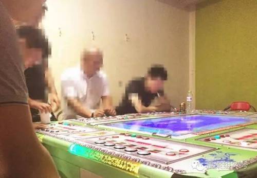 6月28日，回龙观西大街某电玩城，几名男子正坐在赌博机前。