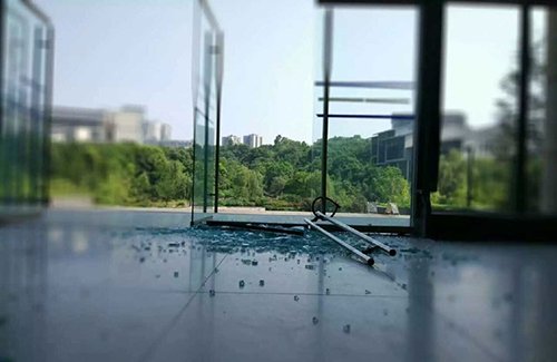 重庆这个天实在太热了，昨天中午，据网友爆料，重庆理工大学的一栋教学楼大厅玻璃被热得炸裂了。