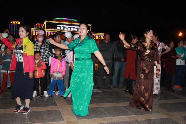 群众在黄南州热贡艺术博物馆广场上跳起锅庄舞