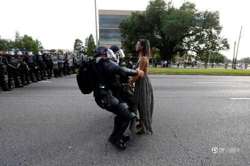 该女子被防暴警察拘捕瞬间。1