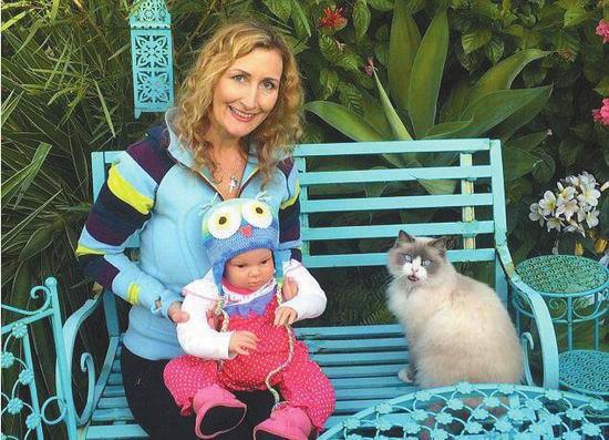 澳大利亚悉尼市一位42岁的妈妈有收藏仿真娃娃的癖好，两年间，她一共收集了35个极像真实新生儿的娃娃，而且每天随身携带着。
