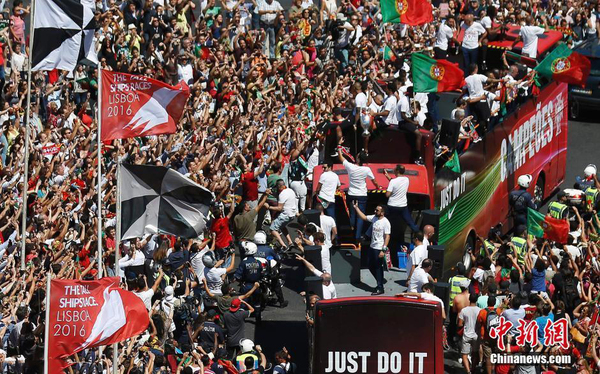 葡萄牙队胜利而归获总统接见 大巴游行全城狂欢4