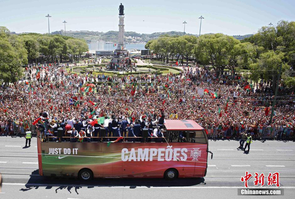 葡萄牙队胜利而归获总统接见 大巴游行全城狂欢5